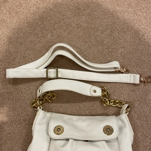 NEW white purse Chenson brand. Multiple zippers/pockets. Perfect for summer! - Picture 3 of 7